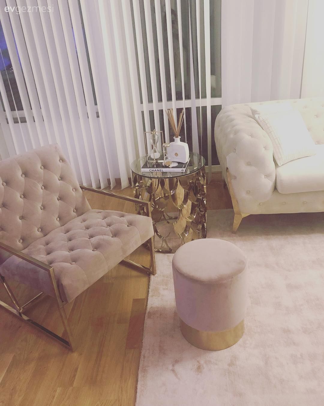 Bu Evde Modern Stil Feminen Bir Çehre Kazanmış