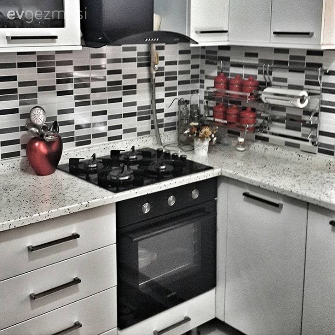 Seval Hanım'ın iç açıcı ve cıvıl cıvıl evinde ev gezmesindeyiz..