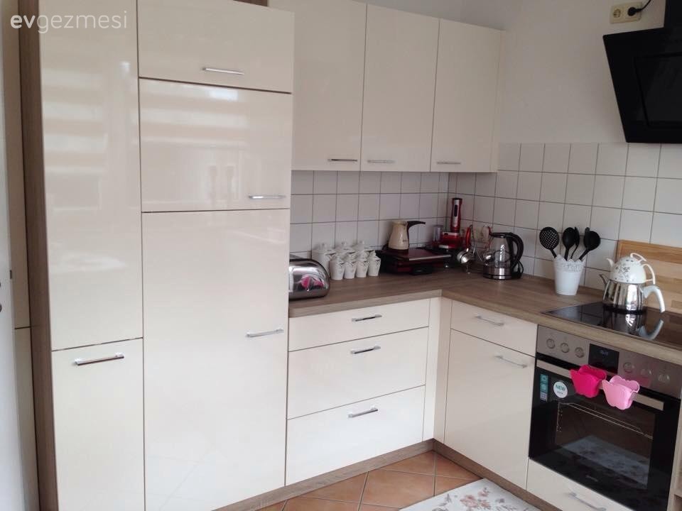 Pembe tonlarının beyaz mobilyalarla kullanıldığı zarif bir ev..