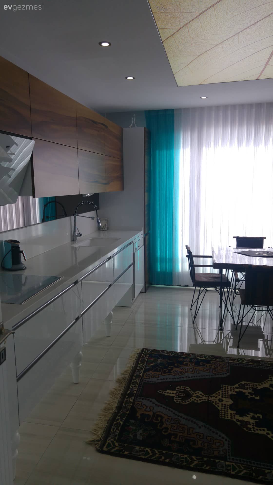 Mutfak, Mutfak halısı, Mutfak masası, Gergi tavan, Spot aydınlatma, Beyaz ve ahşap mutfak, Modern mutfak, Kulpsuz mutfak dolabı, Çekmeceli mutfak dolapları