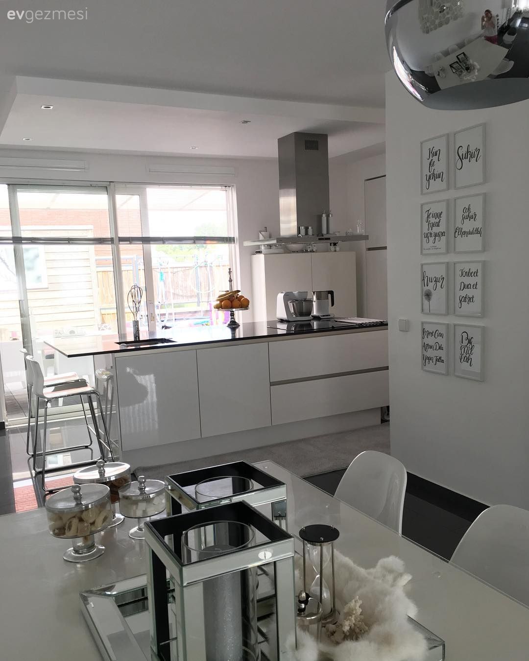 Siyah, beyaz renklere gümüş vurgular. Tuğba hanımın sade, şık evi.