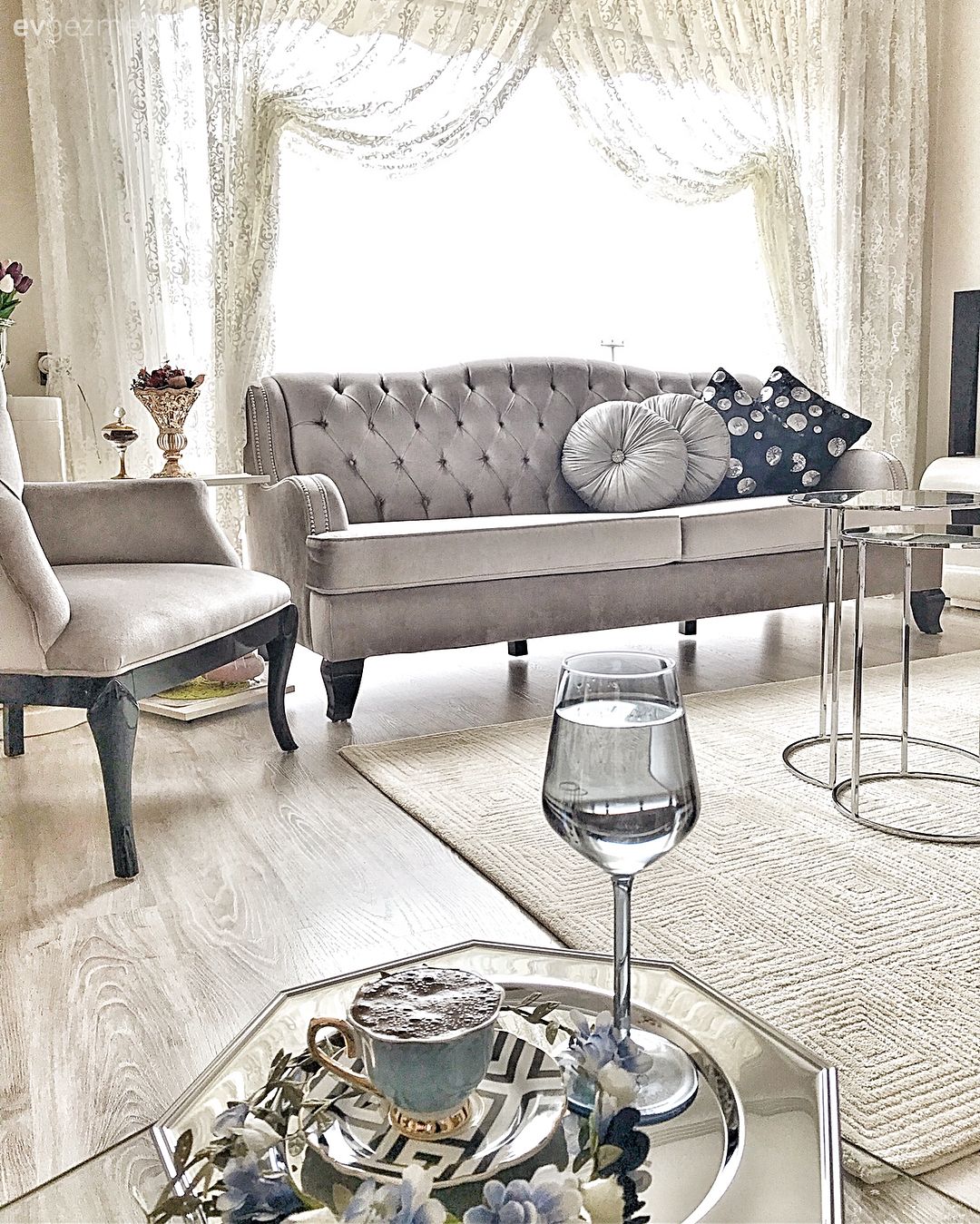 Salon, Kruvaze perde, Berjer, Halı, Beyaz halı, Gri