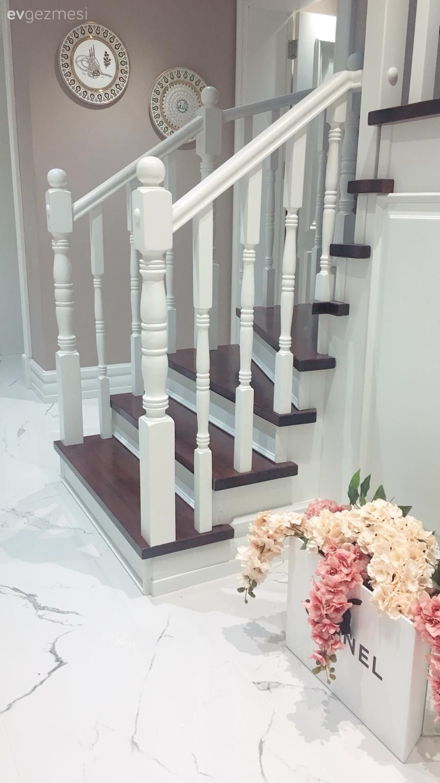 Merdiven, Yapay çiçekler, Antre, Duvar dekorasyonu