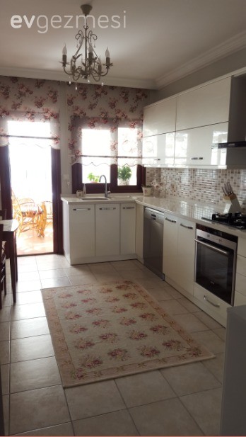 Serap hanım'ın yumuşak ve dinlendirici renklerle döşenmiş iç açıcı evi