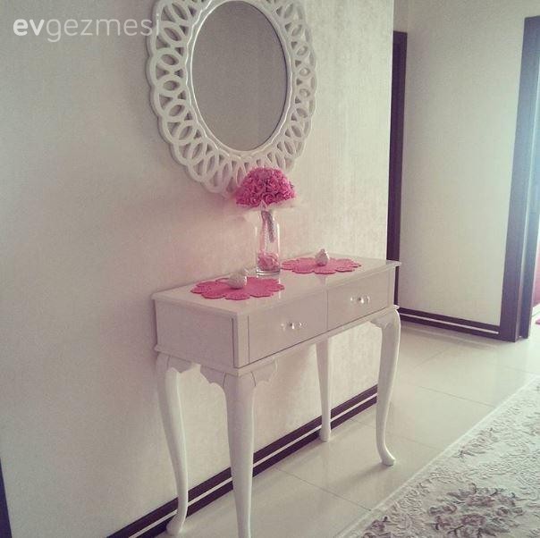 Her odasında hareketli desen ve renklerle Zeynep hanımın uyumlu evi..