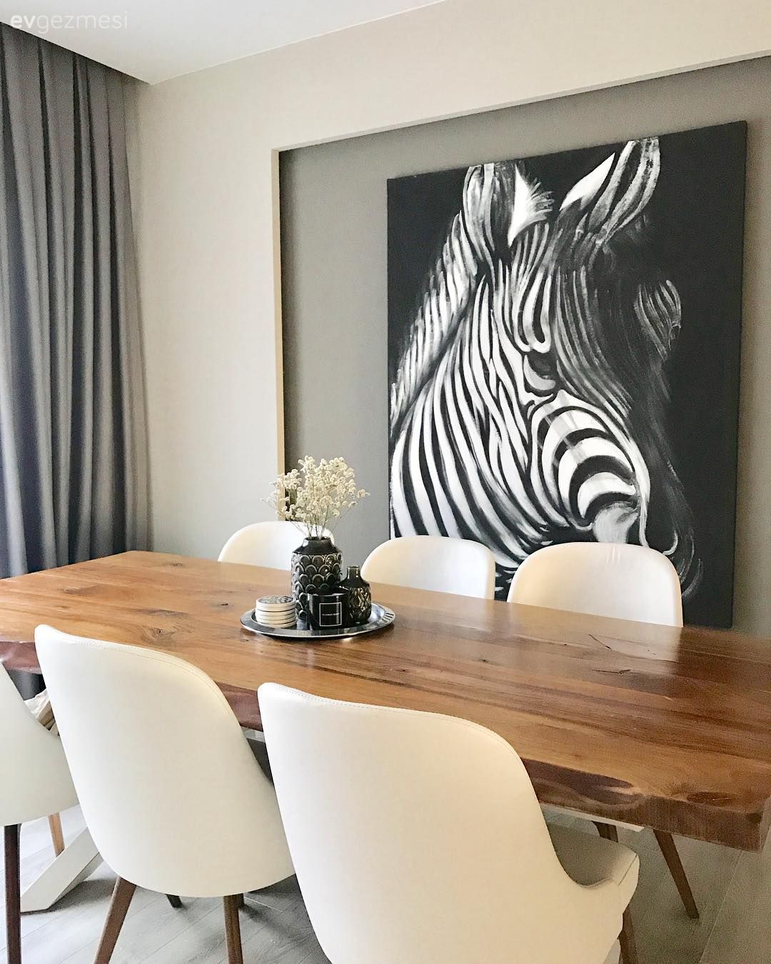 Gri duvar, Tablo, Yemek Odası, Ahşap Mobilya, Ahşap masa, Krem