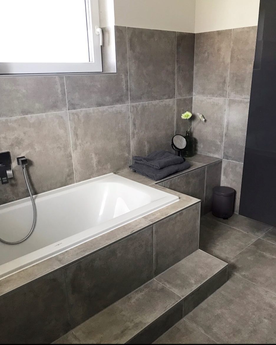 Bu evin modern çizgisi sıcak renkler ve doğal malzemelerle tamamlanmış.