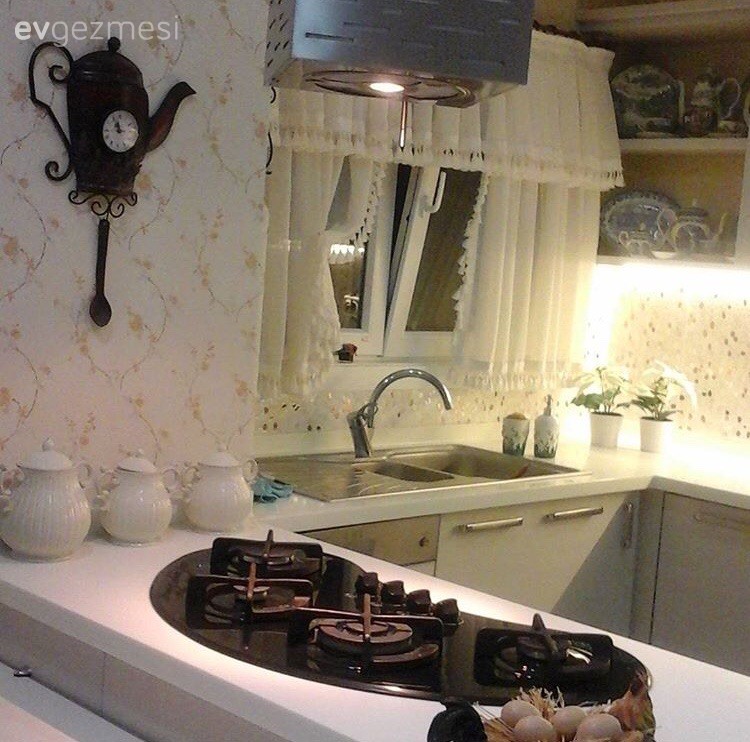 Pastel tonlar, klasik stile eşlik eden şık detaylar. Müveddet hanımın harika dekorasyonu..