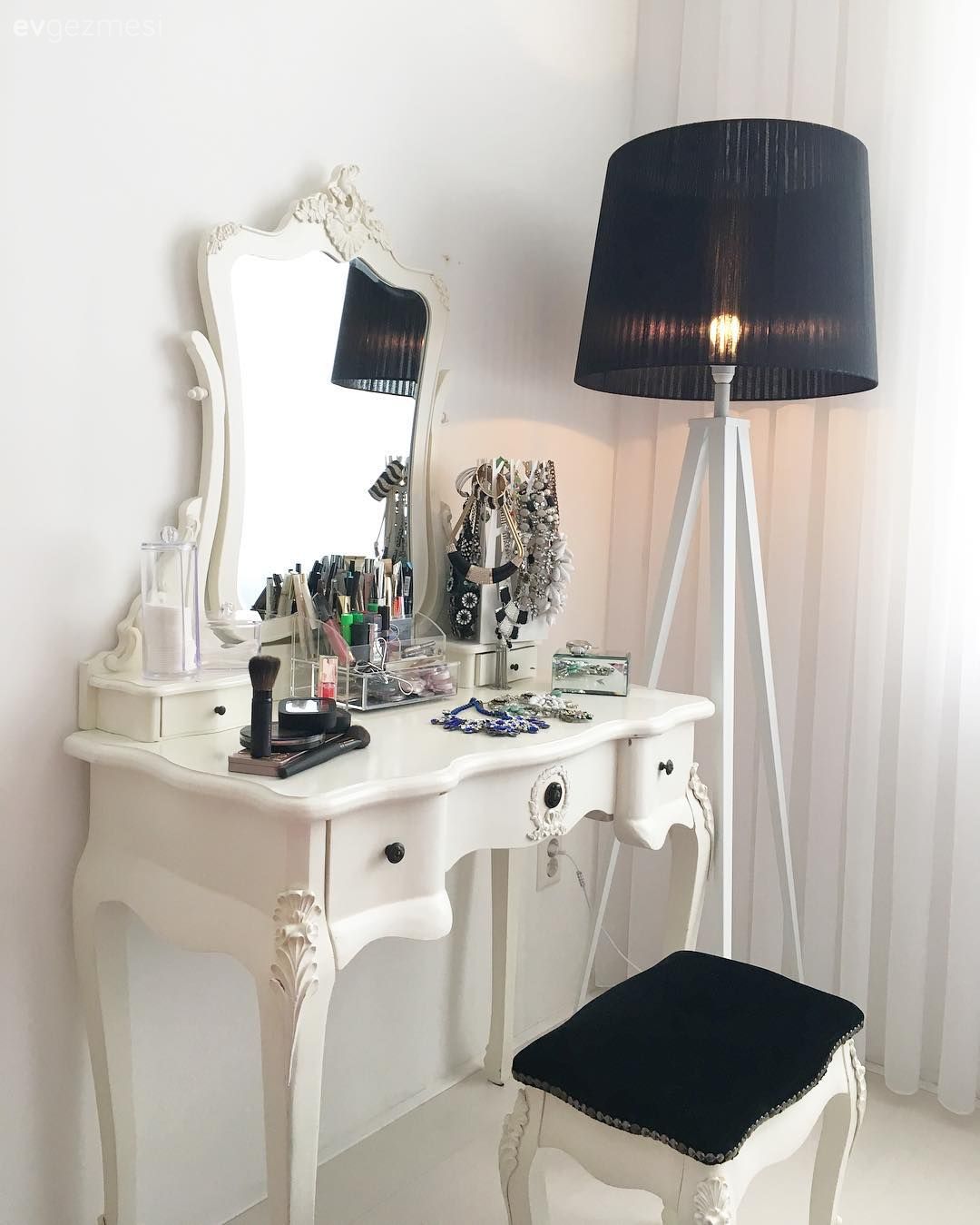 Siyah, beyaz renklere gümüş vurgular. Tuğba hanımın sade, şık evi.