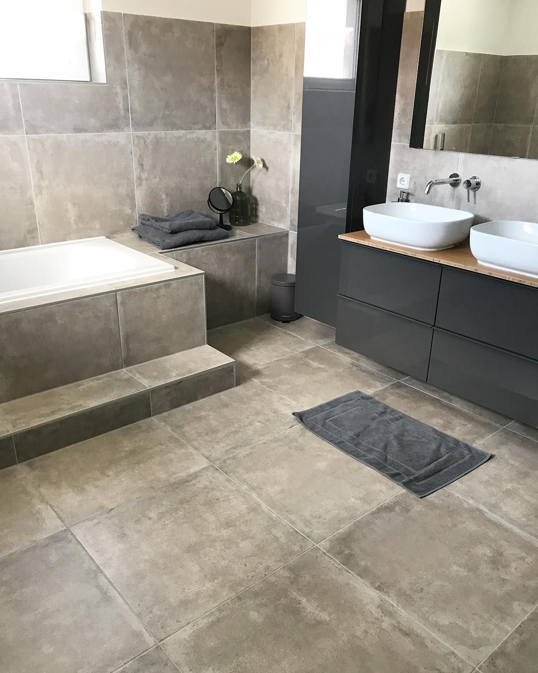 Bu evin modern çizgisi sıcak renkler ve doğal malzemelerle tamamlanmış.