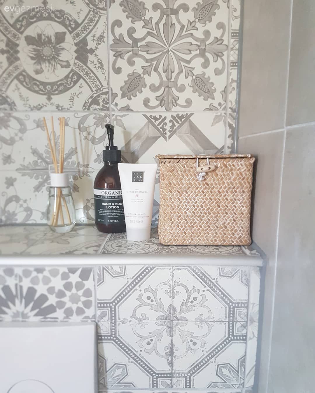 Bu banyo dekorunun modern tasarımına karolar nostalji getiriyor..