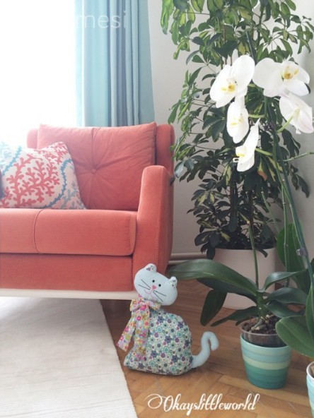 Açık tonlara sıcaklık ve hareket getiren turuncu vurgulu bir ev..