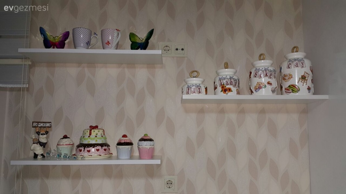 Hülya hanımın modern beyaz mutfağı ve cıvıl cıvıl balkonu..