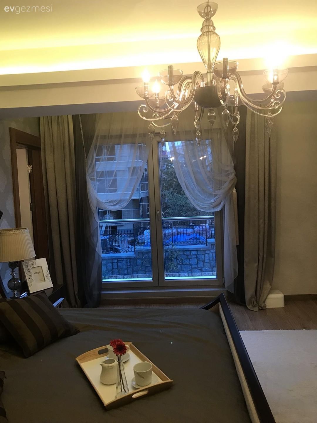 Stil Sahibi Mobilyaların Uyumlu Aksesuarlarla Tamamlandığı Bir Şahane Örnek Daire