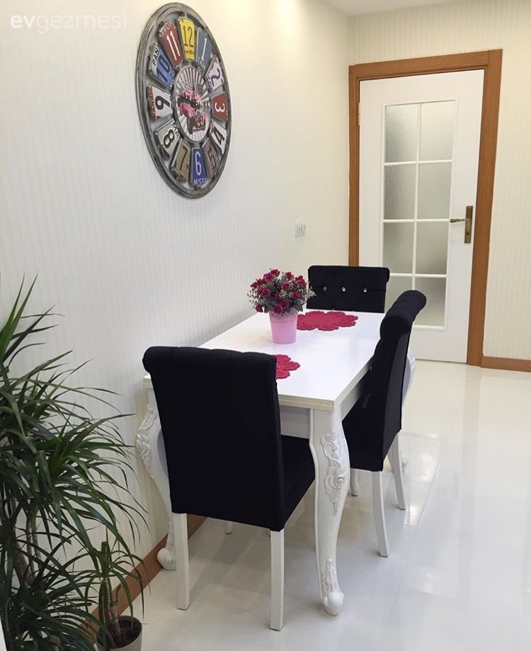 Mutfak masası, Duvar saati