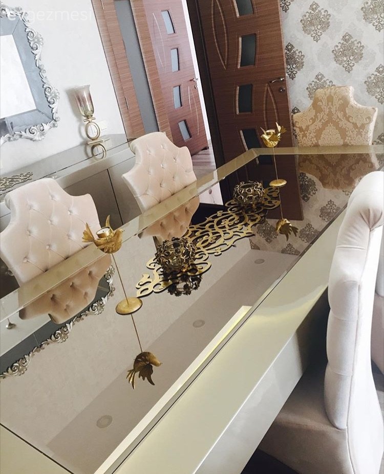 Hatice hanımın klasik mobilyalar ve altın vurgusuyla gösterişli evi..