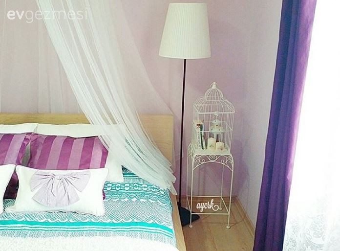 Ayşe hanımın bol dekoratif aksesuarla şekillenen cıvıl cıvıl evi..