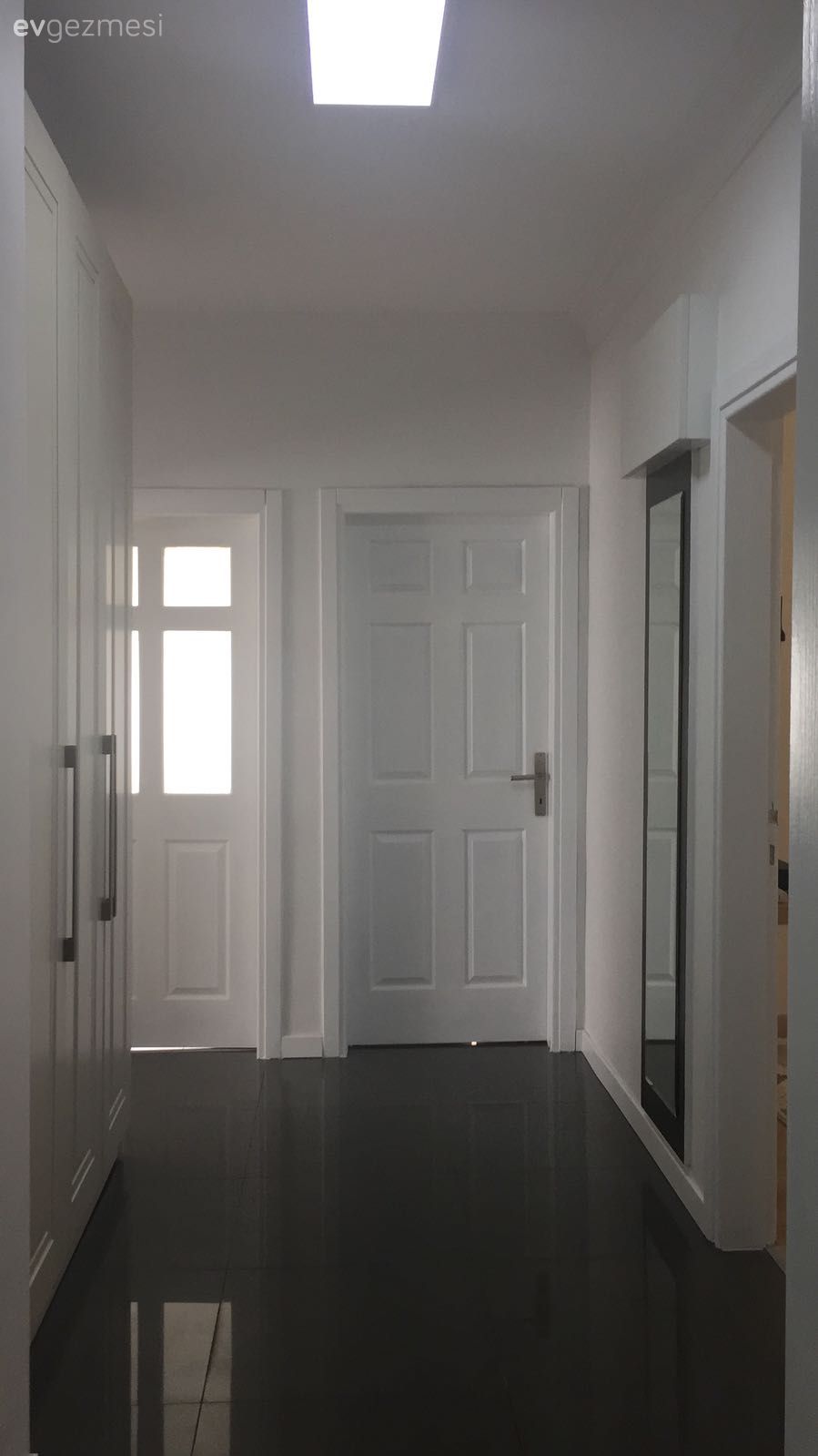 Yeni tasarım hem kullanışlı, hem modern ve şık. Dilek hanımın tadilat geçiren banyo ve holü..