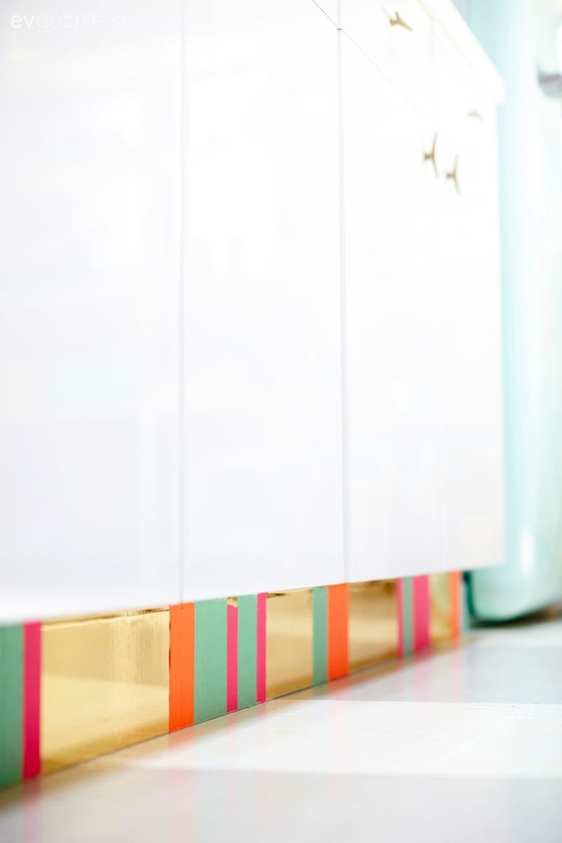 Dolap süpürgeliklerini kaplayarak odanıza renk katma..