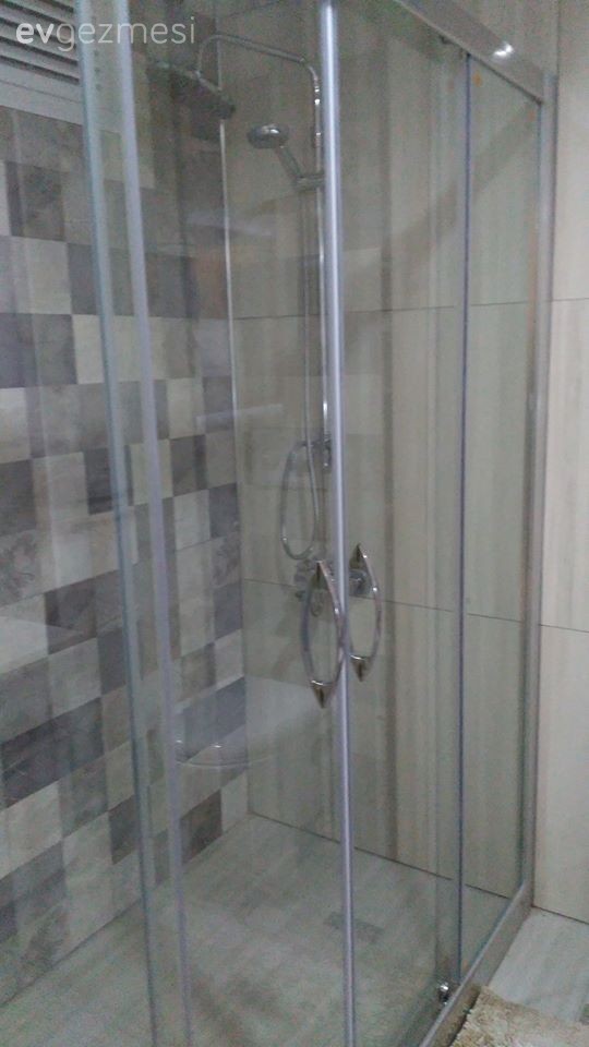 Dilara hanımın geniş evinde, abartıdan uzak ve şık bir dekor..