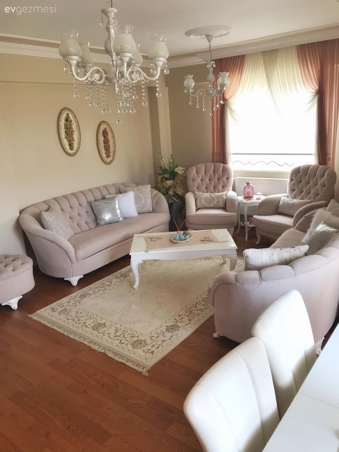 Eskinin ve yeninin tam arasında bir zamanda. Zeynep hanımın evi..