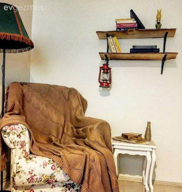 Duygu hanımın keresteciden 5 liraya aldığı plakalardan yaptığı raf..