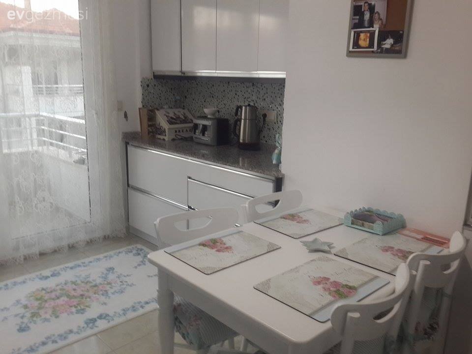 Beyaz mutfak, Mutfak, Mutfak masası