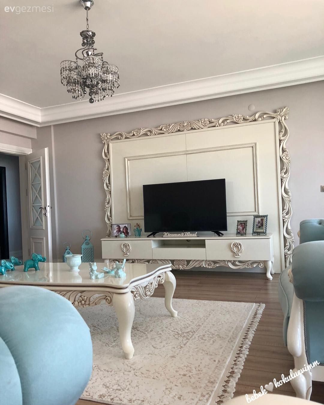 Salon, Tv ünitesi, Mavi, Halı, Salon halısı, Orta sehpa, Klasik, Avize, Salon avizesi