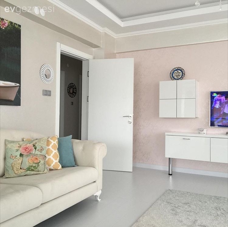 Mehtap hanımın sıcak renklerle keyifli bir atmosfere bürünen evi..