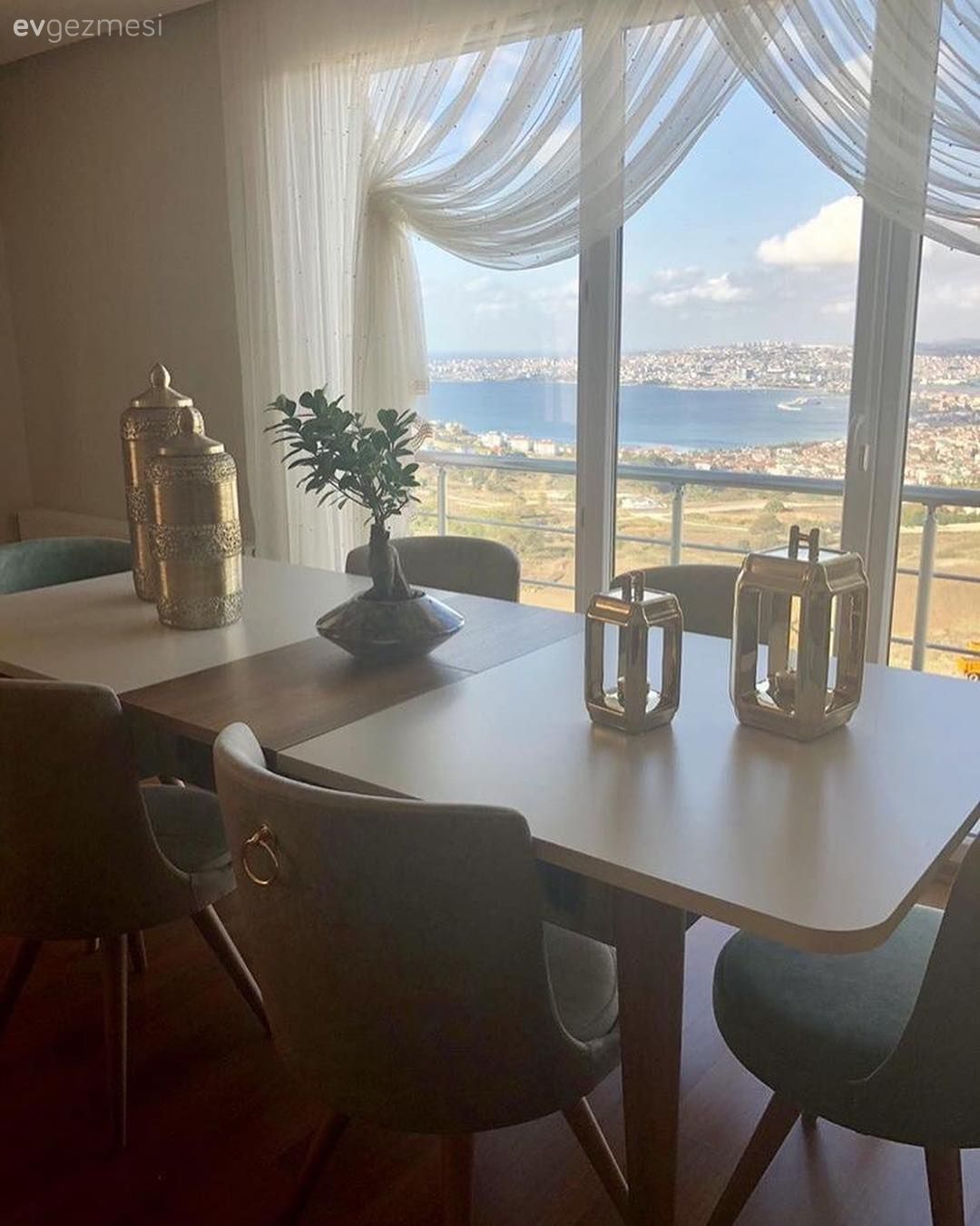 Salon Değil Sanki Galeri. Aksesuarlarıyla Kimlik Kazanan Bir Ev