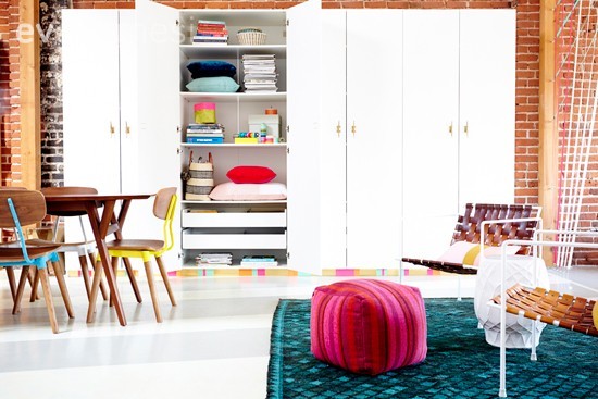 Dolap süpürgeliklerini kaplayarak odanıza renk katma..