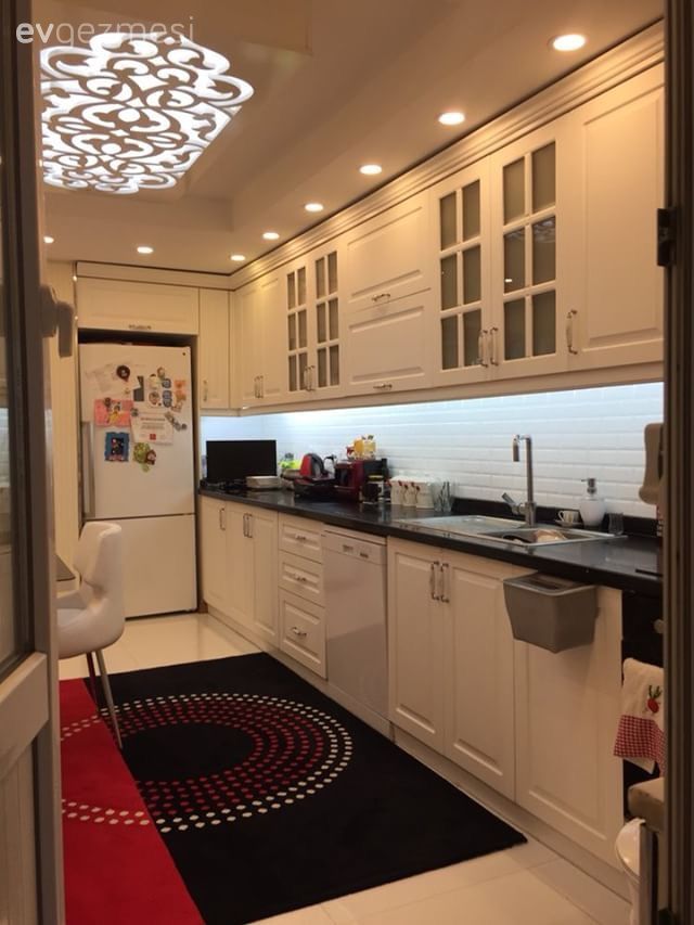 Çarpıcı renkler, oymalı mobilyalar ve klasik aksesuarlar ile saray gibi, göz alıcı bir ev..