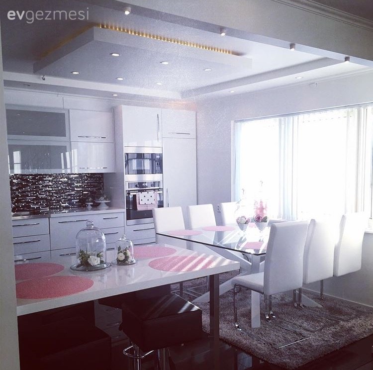 Öznür hanımın detaylarda gösterişli bir havaya bürünen şık evi..