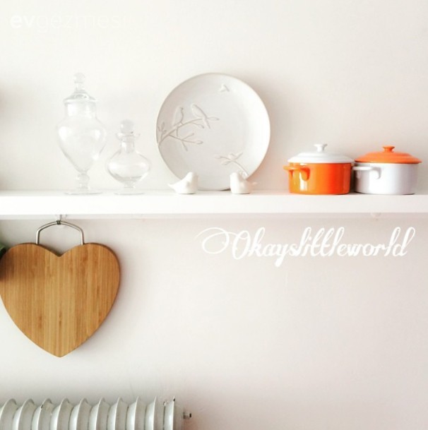 Açık tonlara sıcaklık ve hareket getiren turuncu vurgulu bir ev..