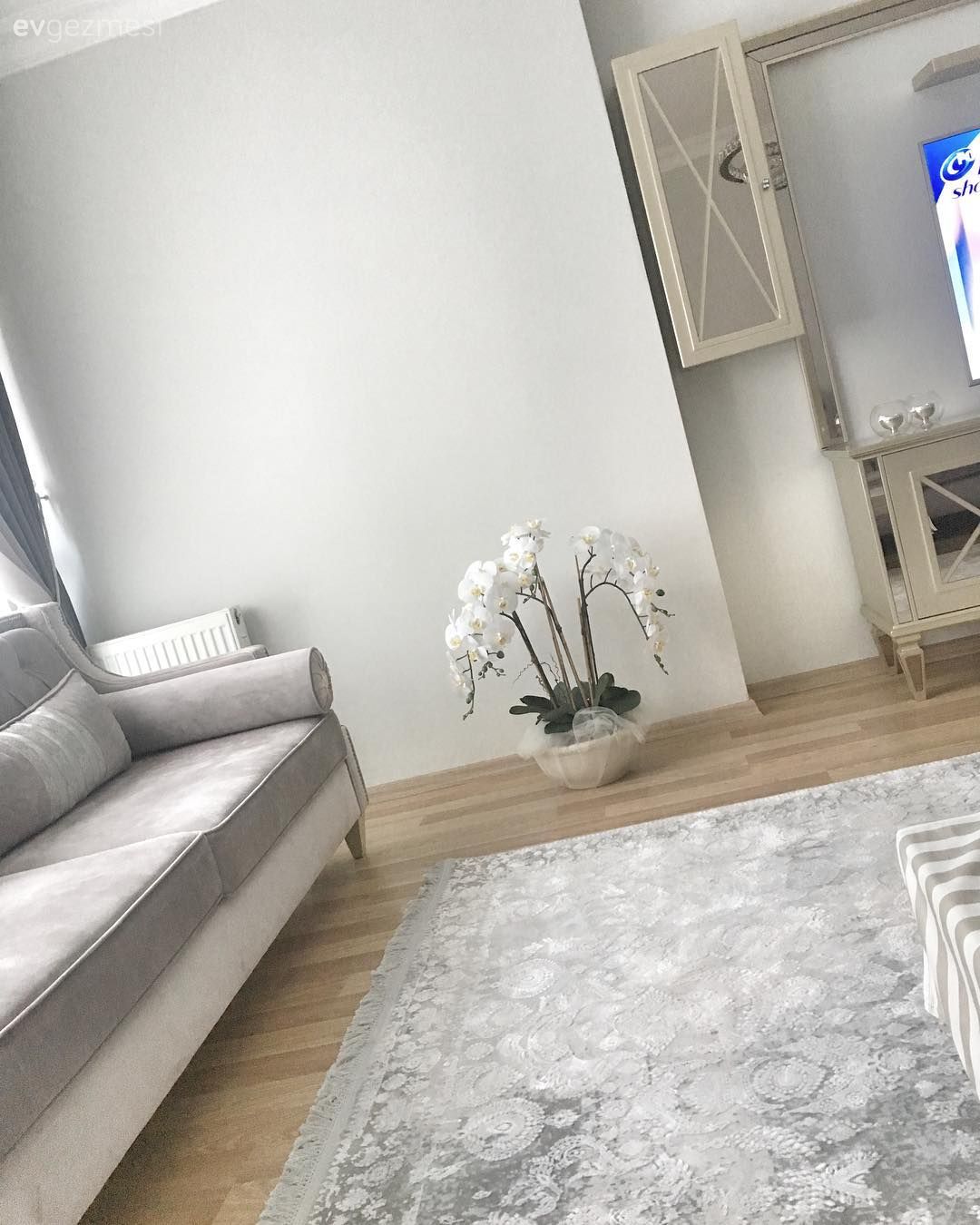 Bu evin sakin renkleri ayna detaylı mobilyalarla ışıltı kazanıyor..