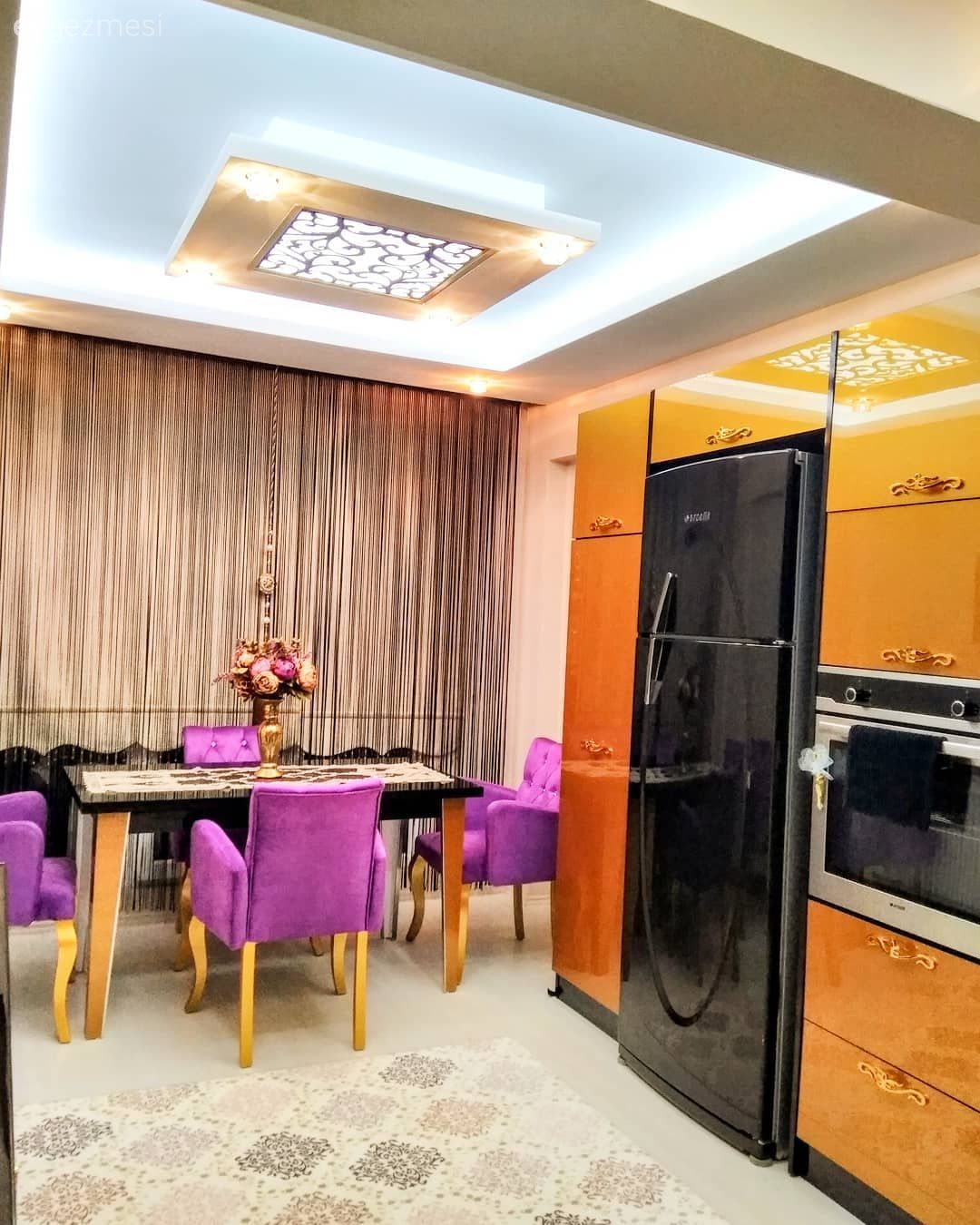 Bu göz alıcı evin dekoru klasiğe modern bir yorum getiriyor. 