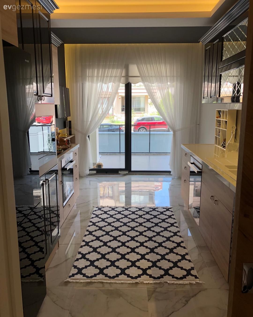 Koridor tipi mutfak, Mutfak, Modern mutfak, Mutfak halısı, Siyah- Beyaz, Geometrik desen, Mutfak perdesi, Asma tavan, Ahşap mutfak