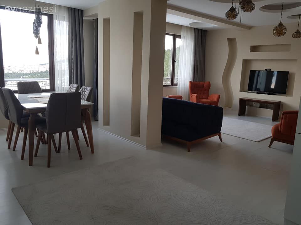 Mutfak ve oturma alanının birlikte olduğu bu odanın parkeleri değişecek. Ne seçmeli?