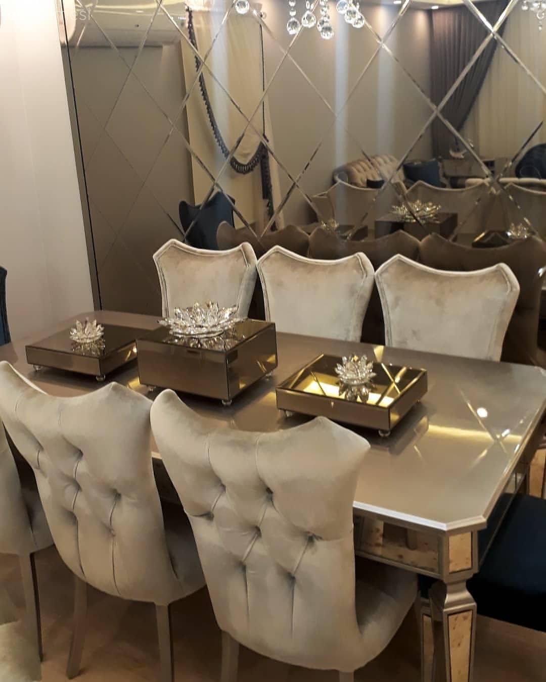 Lüks doku ve desenler, dekoru göz alıcılaştıran detaylar. Şık ve gösterişli bir ev..