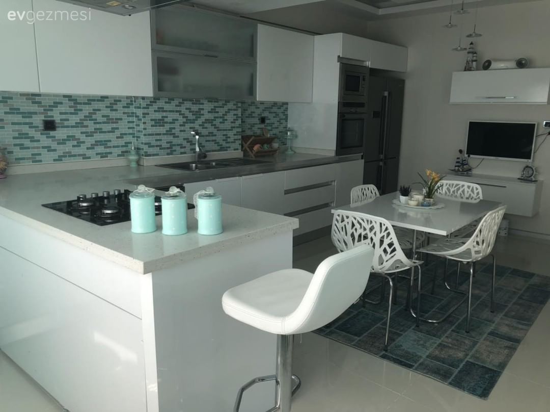 Bar masa & sandalyeleri, Mutfak, Modern mutfak, Mutfak yarım adası, Mutfak masası, Patchwork halı, Mavi, Tezgah arası seramik, Beyaz mutfak