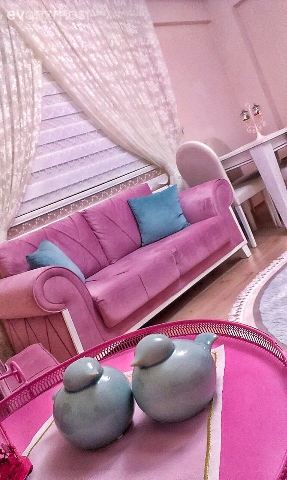 Meryem hanımın, sıcak renklerle döşediği aydınlık evi..