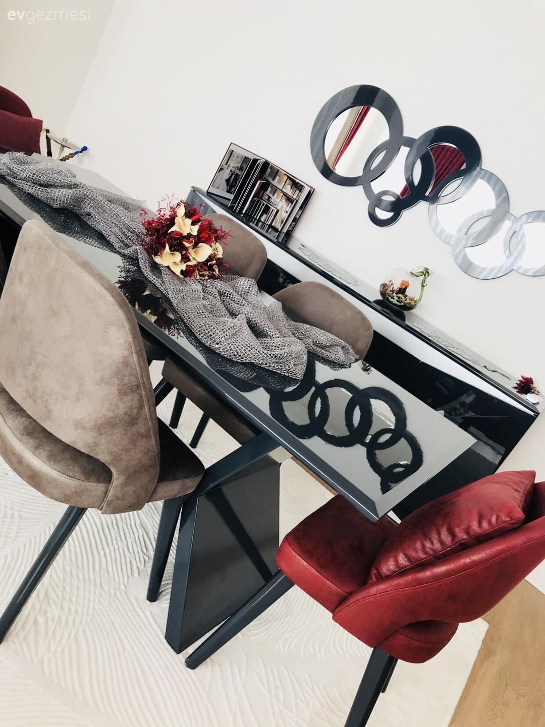 Masa dekoru, Masa örtüsü, Ayna, Salon, Yemek Odası, Konsol, Bordo, Beyaz halı, Halı