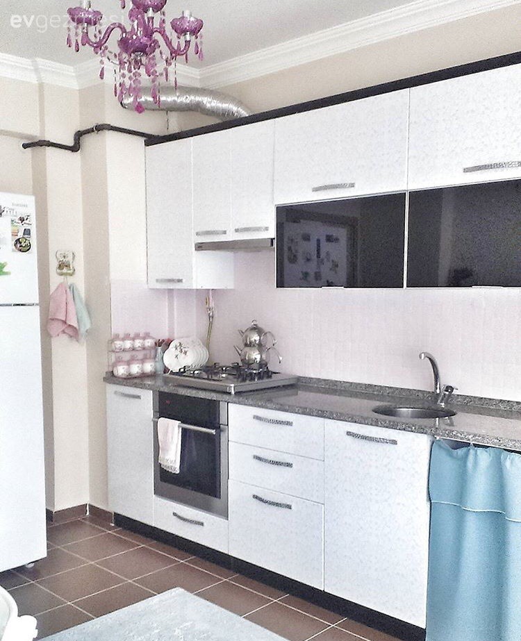 Meryem hanımın küçük değişimlerle aydınlanıp, cıvıl cıvıl olan mutfağı.