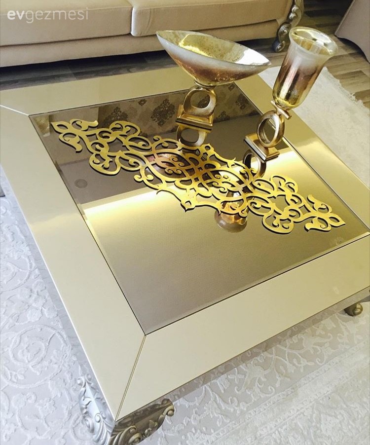 Hatice hanımın klasik mobilyalar ve altın vurgusuyla gösterişli evi..