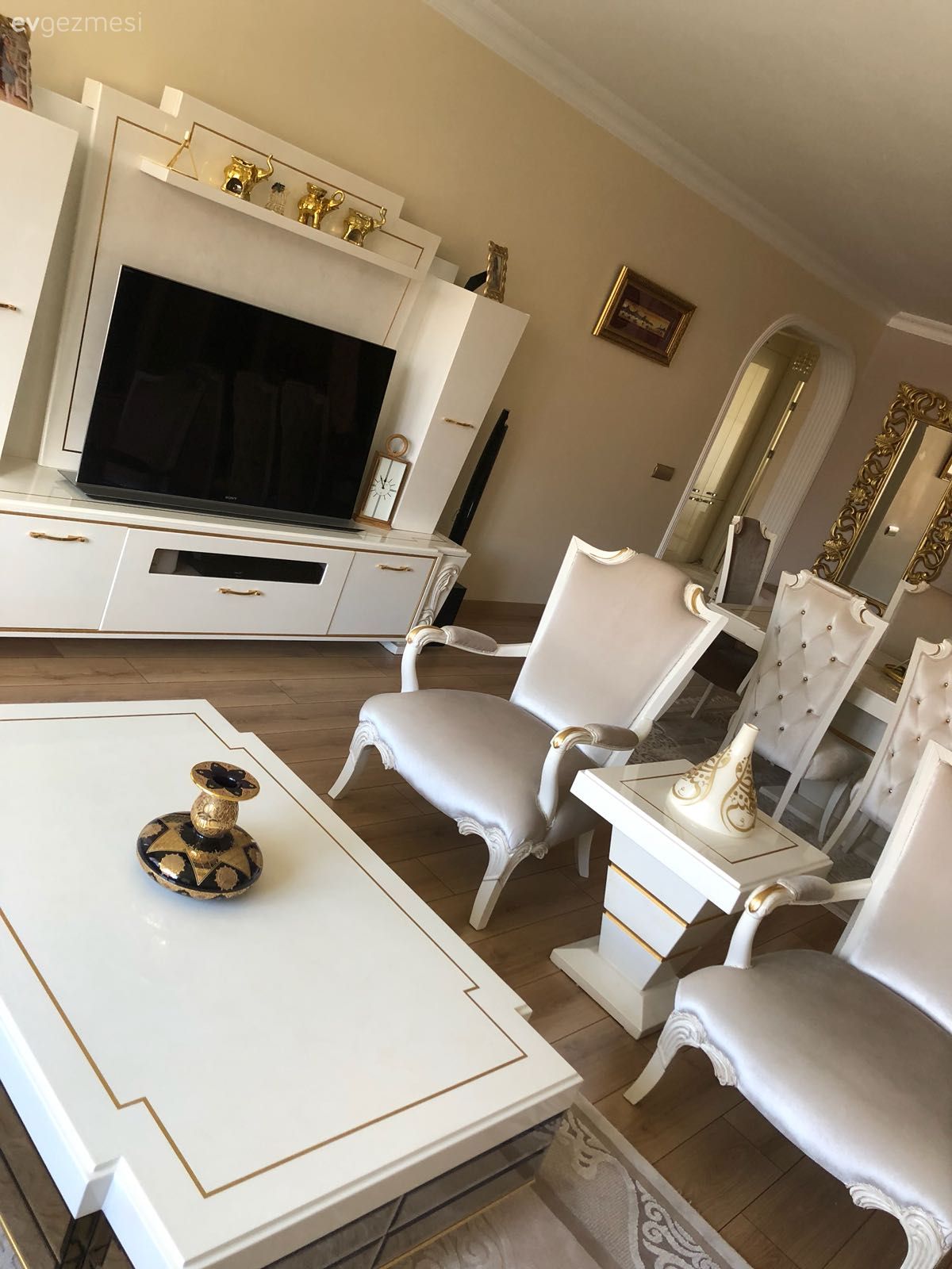 Salon, Krem, Orta sehpa, Altın, Dekoratif Objeler, Berjer, Tv ünitesi