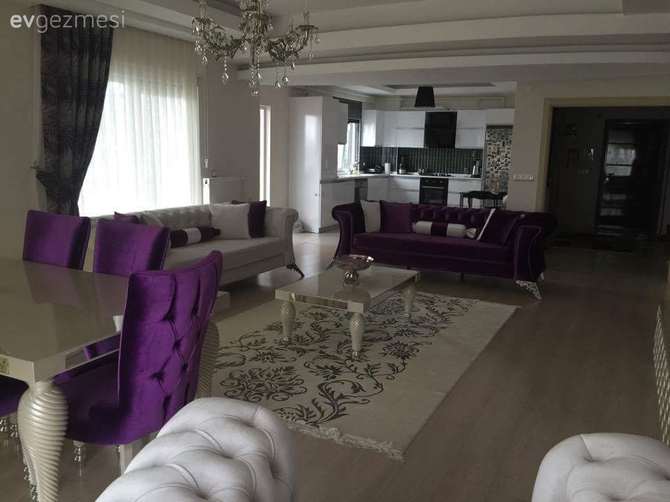 Bu evde avangart mobilyalar cesur renklerle birlikte.