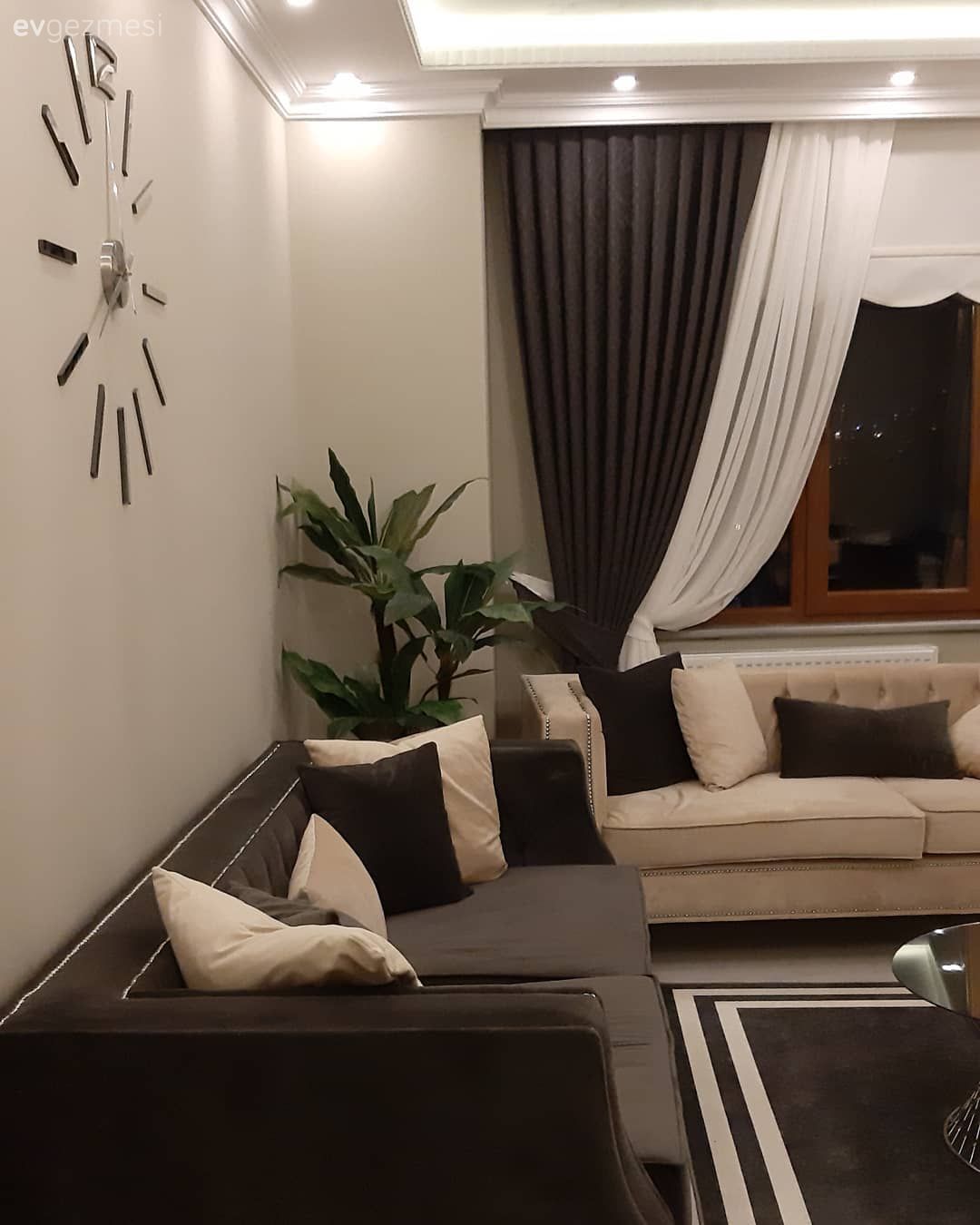 Gri, Krem, Ev bitkisi, Fon perde, Perde, Spot aydınlatma, Duvar saati, Aynalı saat, Salon