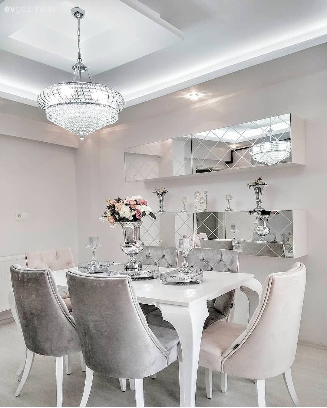 Bu göz alıcı evin dekoru klasiğe modern bir yorum getiriyor. 