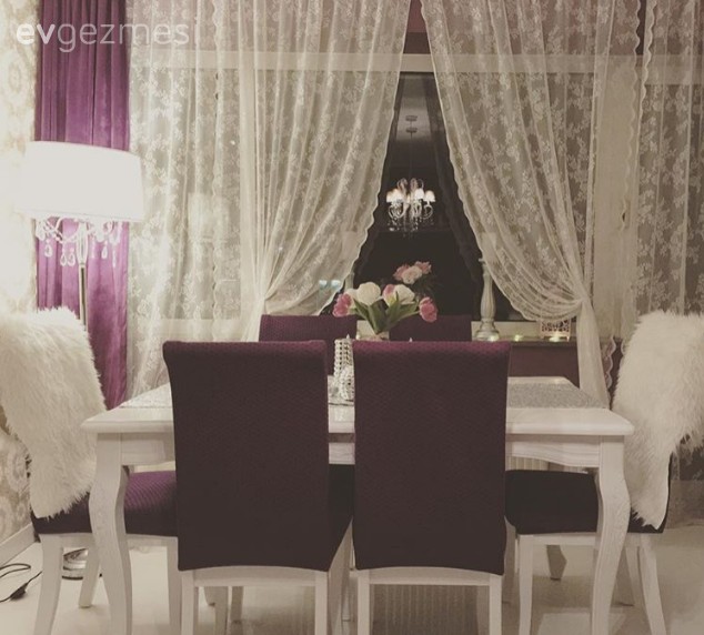 Sibel hanımın bordo ve beyaz uyumunu kullandığı şık salonu..