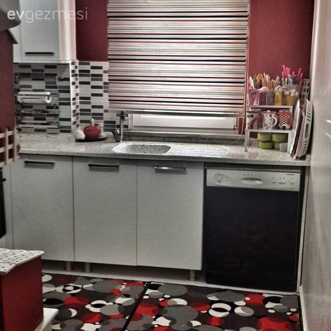 Seval Hanım'ın iç açıcı ve cıvıl cıvıl evinde ev gezmesindeyiz..